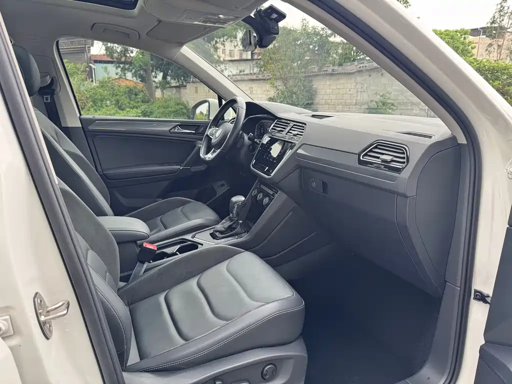 Tiguan L 2021 330TSI automatic two-wheel drive R-Line version купить на сайте DeffCars