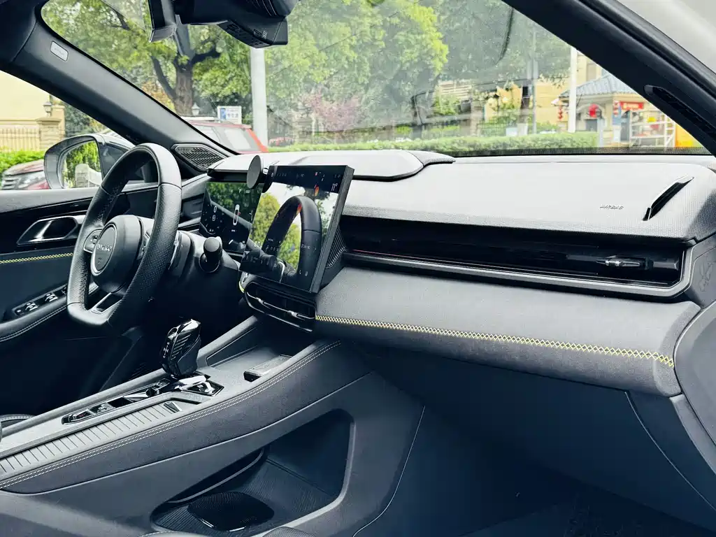Lynk & Co 03 2023 1.5TD DCT Pro купить на сайте DeffCars