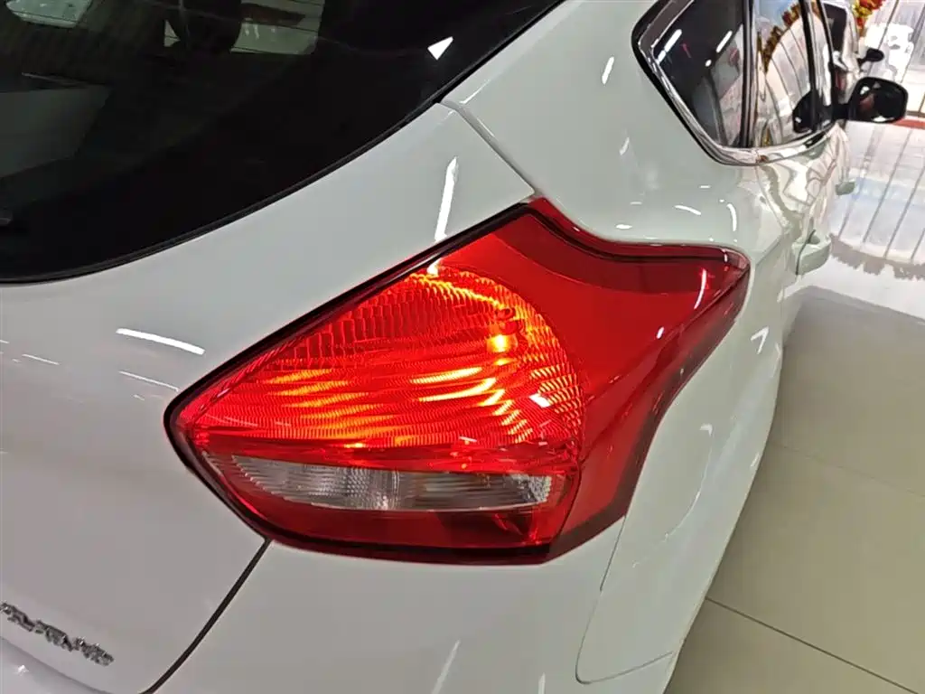 Focus 2018 hatchback classic 1.6L automatic comfort smart mobility version купить на сайте DeffCars
