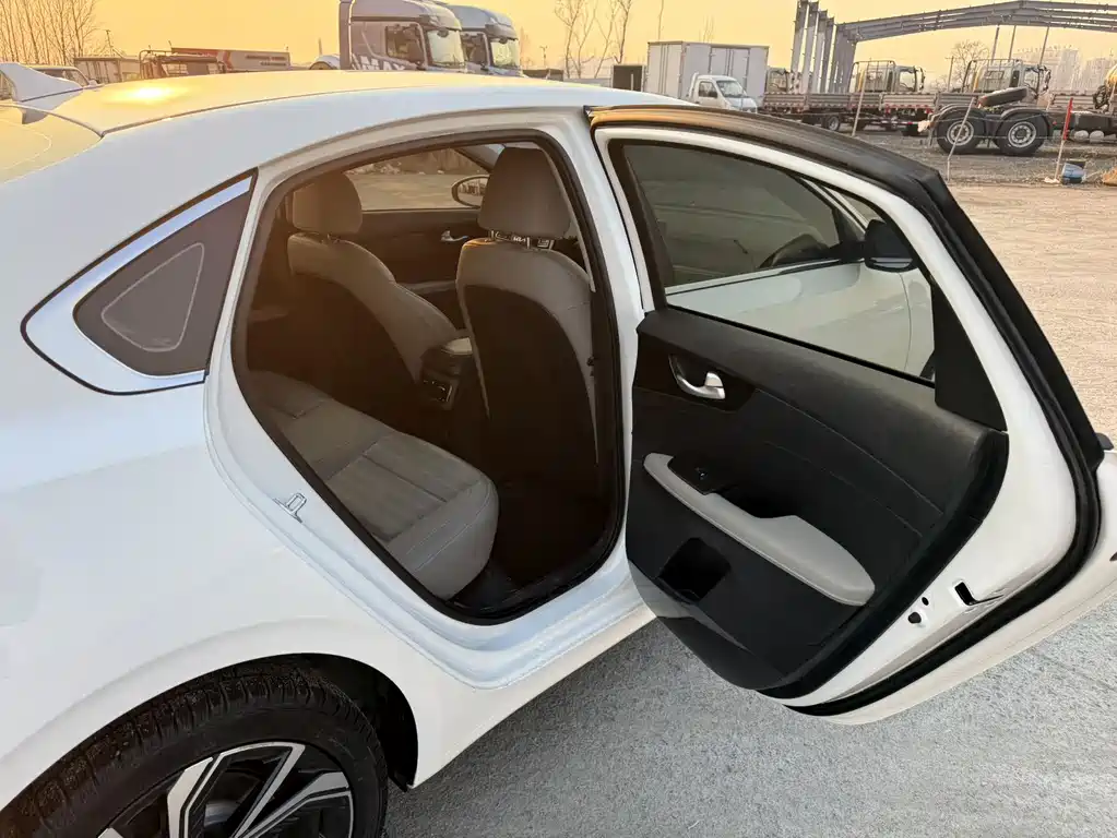 Kia K3 2023 1.5L CVT Premium Edition купить на сайте DeffCars