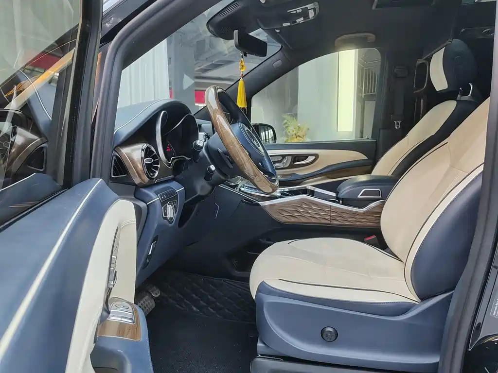 Mercedes-Benz V-Class 2021 V 260 L Long Wheelbase Premium Edition купить на сайте DeffCars