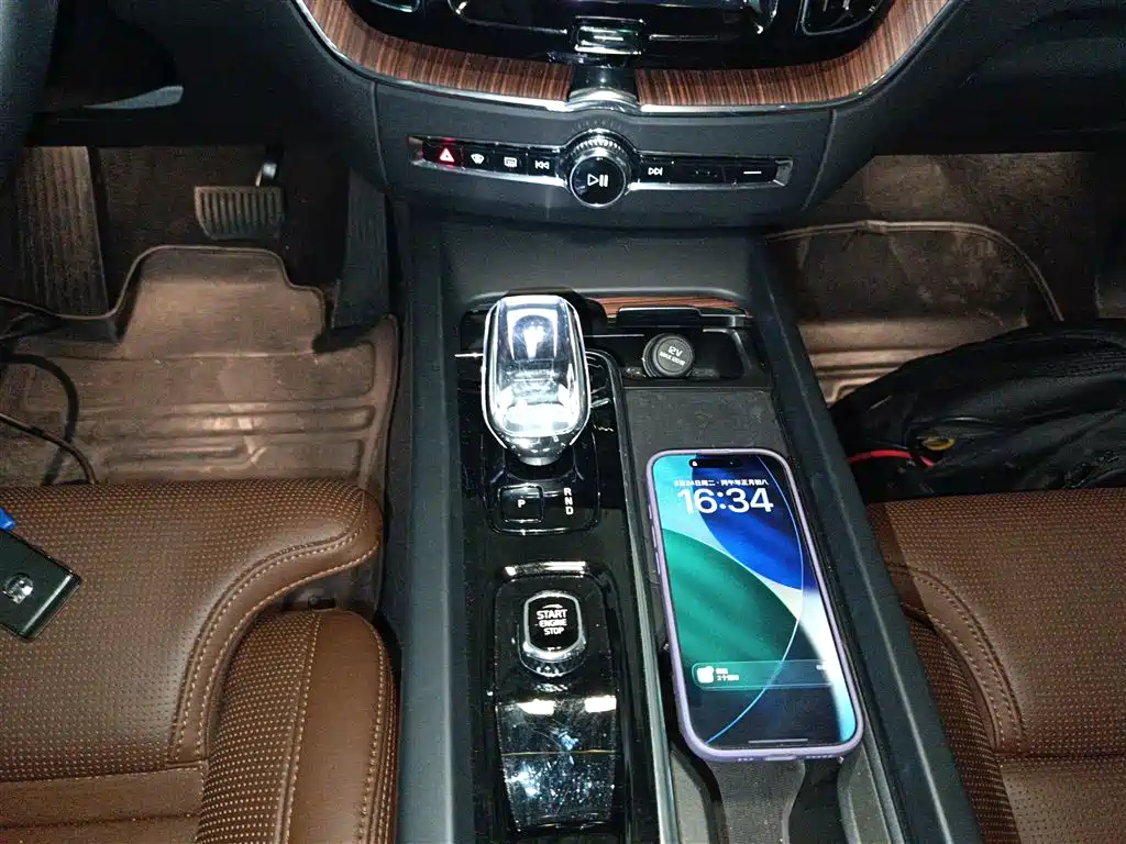 Volvo XC60 plug-in hybrid 2025 plug-in hybrid long-range four-wheel drive Zhiya luxury version купить на сайте DeffCars