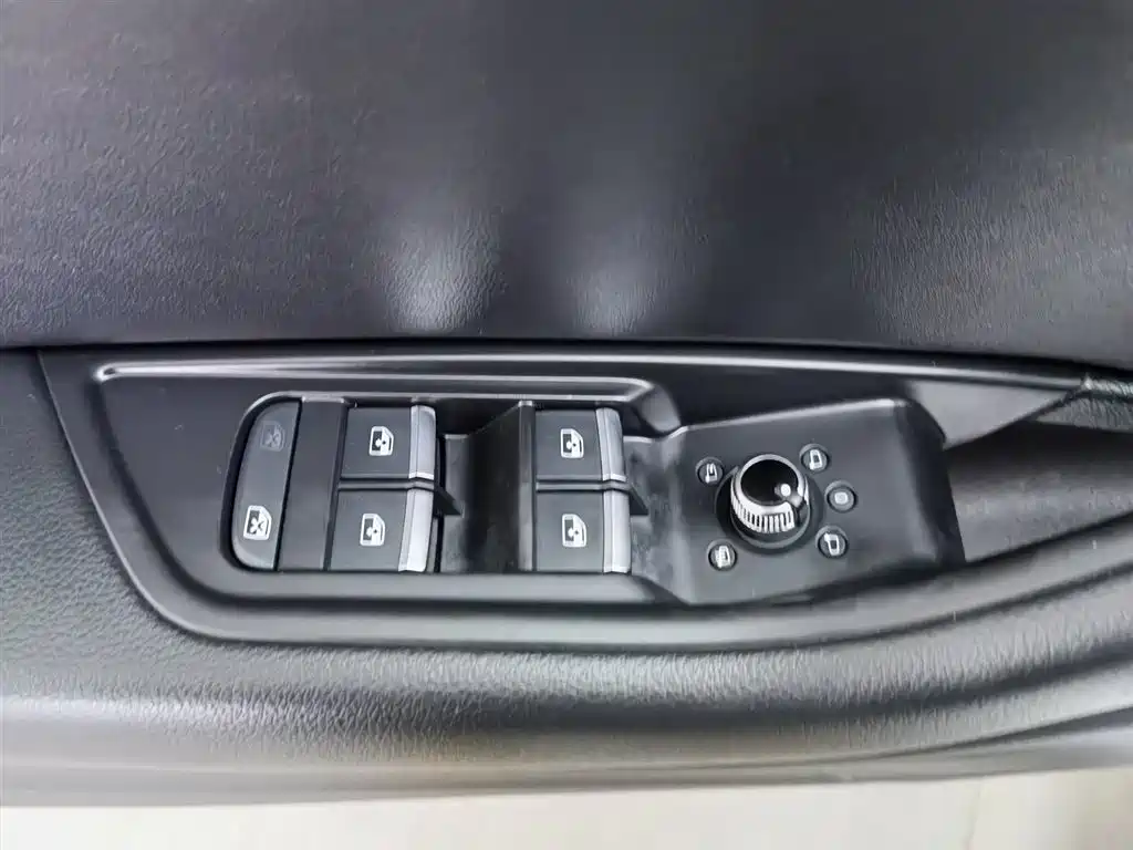 Audi A4L 2018 30th Anniversary Model 40 TFSI Fashion Model купить на сайте DeffCars