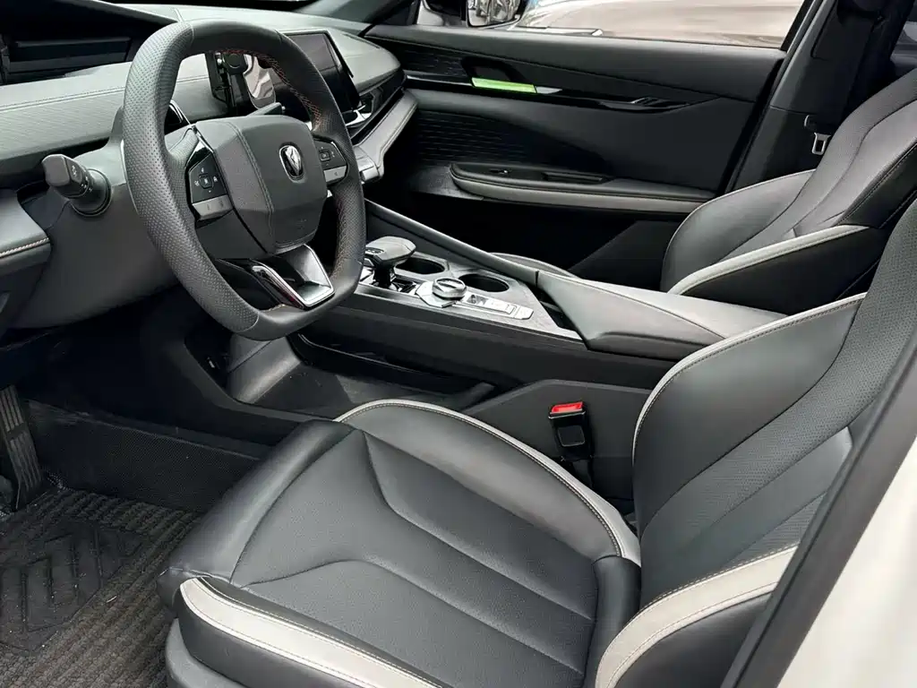 Changan UNI-V 2024 1.5T premium model купить на сайте DeffCars