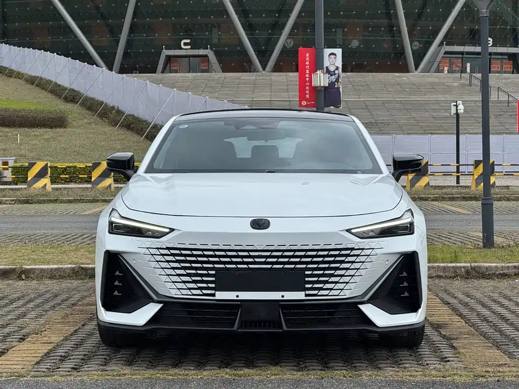 Changan UNI-V 2023 1.5T premium model купить на сайте DeffCars