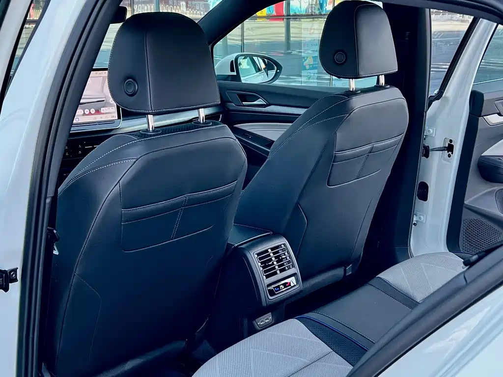 Golf 2025 facelift 300TSI R-Line купить на сайте DeffCars