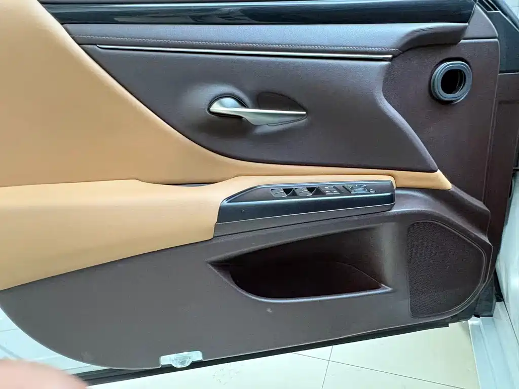 Lexus ES 2020 200 Excellence Edition купить на сайте DeffCars