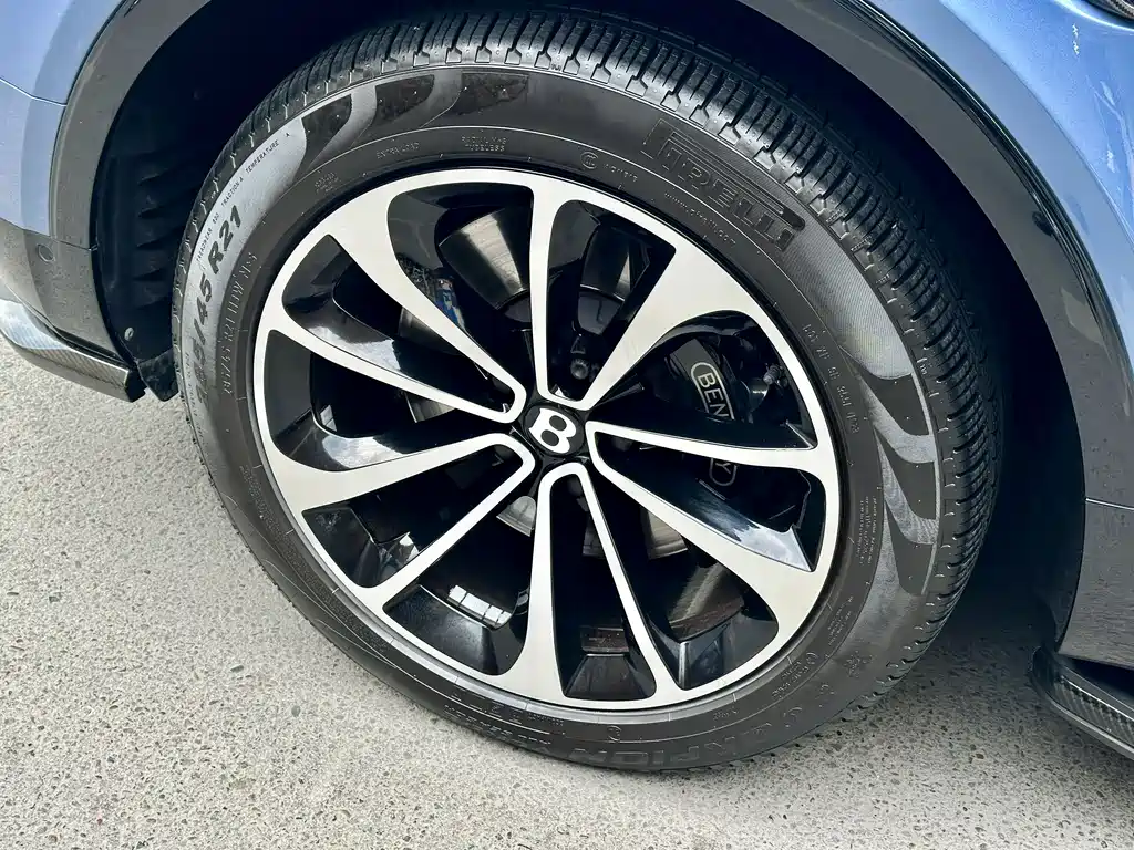 Bentayga 2017 6.0T Standard Edition купить на сайте DeffCars