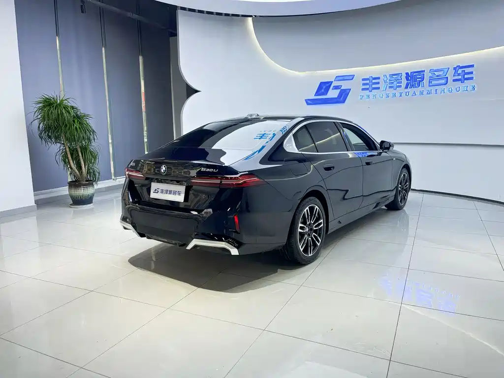BMW 5 Series 2025 530Li Leading M Sports Package купить на сайте DeffCars