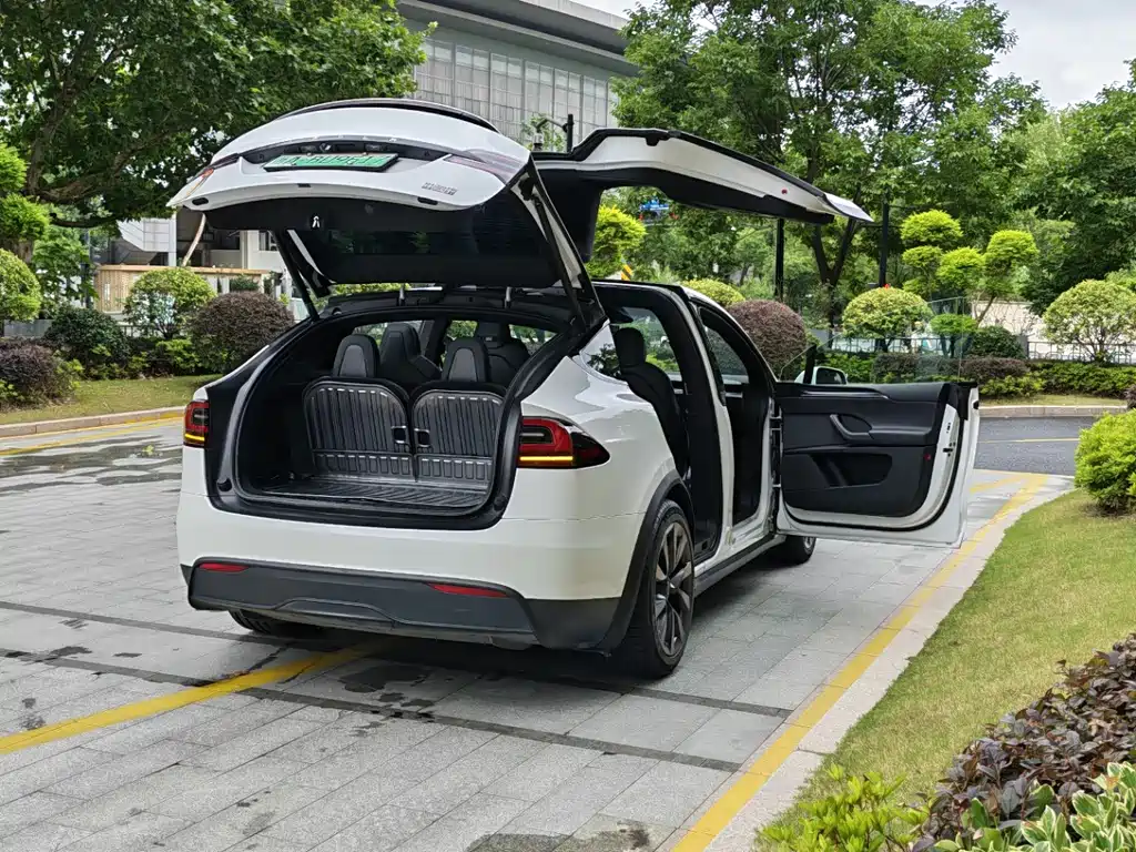 Model X 2023 tri-motor all-wheel drive Plaid version купить на сайте DeffCars