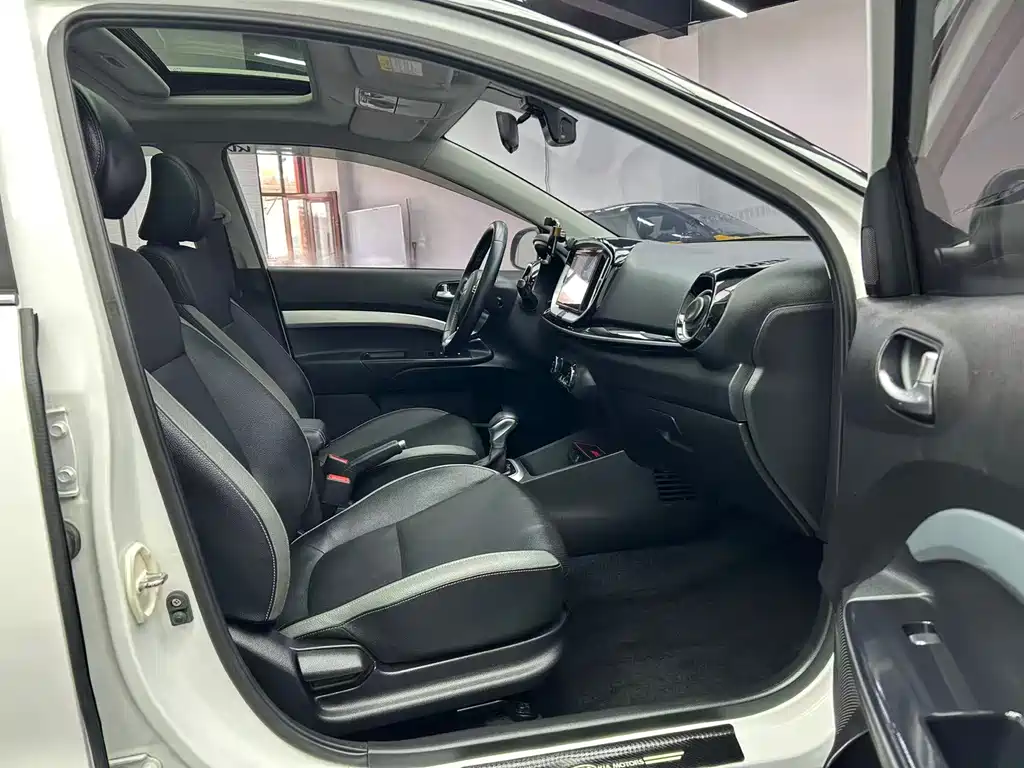 Yipao 2021 1.4L CVT sunroof model купить на сайте DeffCars