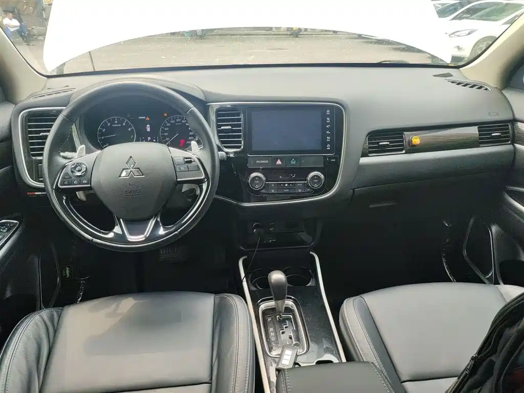 Outlander 2019 2.4L four-wheel drive exclusive version, 7 seats, National VI купить на сайте DeffCars
