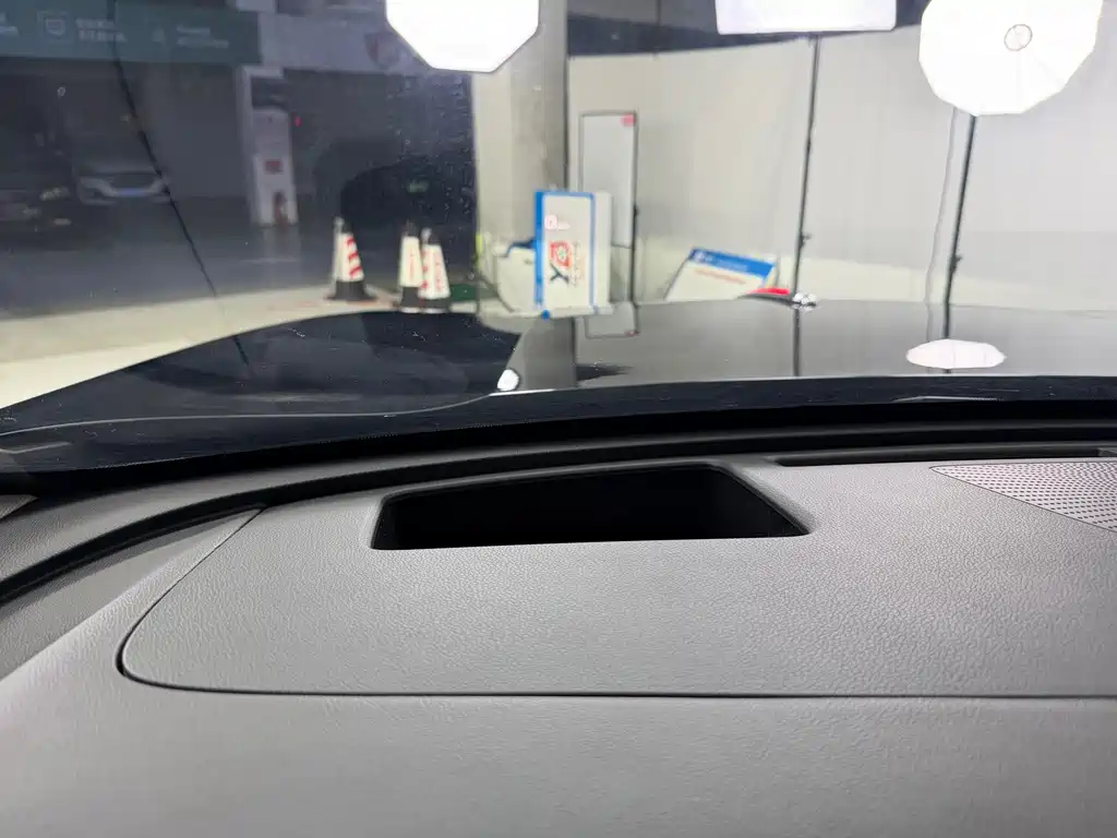 Hongqi HS5 2023 2.0T Qixiang Pro version купить на сайте DeffCars