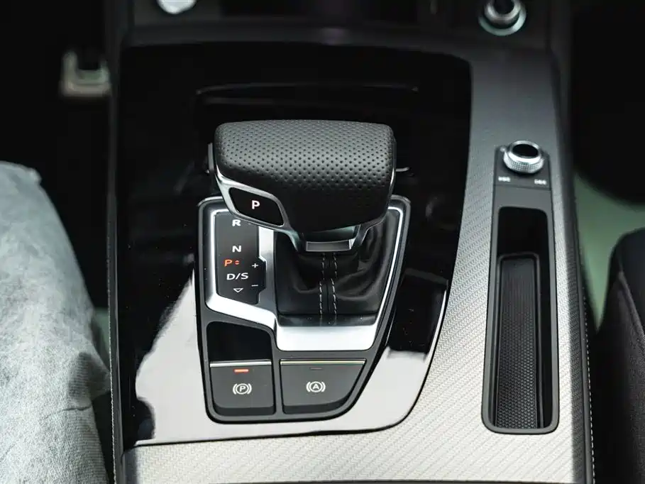 Audi Q5L 2026 45th Anniversary Collector's Edition 45 TFSI Luxurious and Dynamic купить на сайте DeffCars