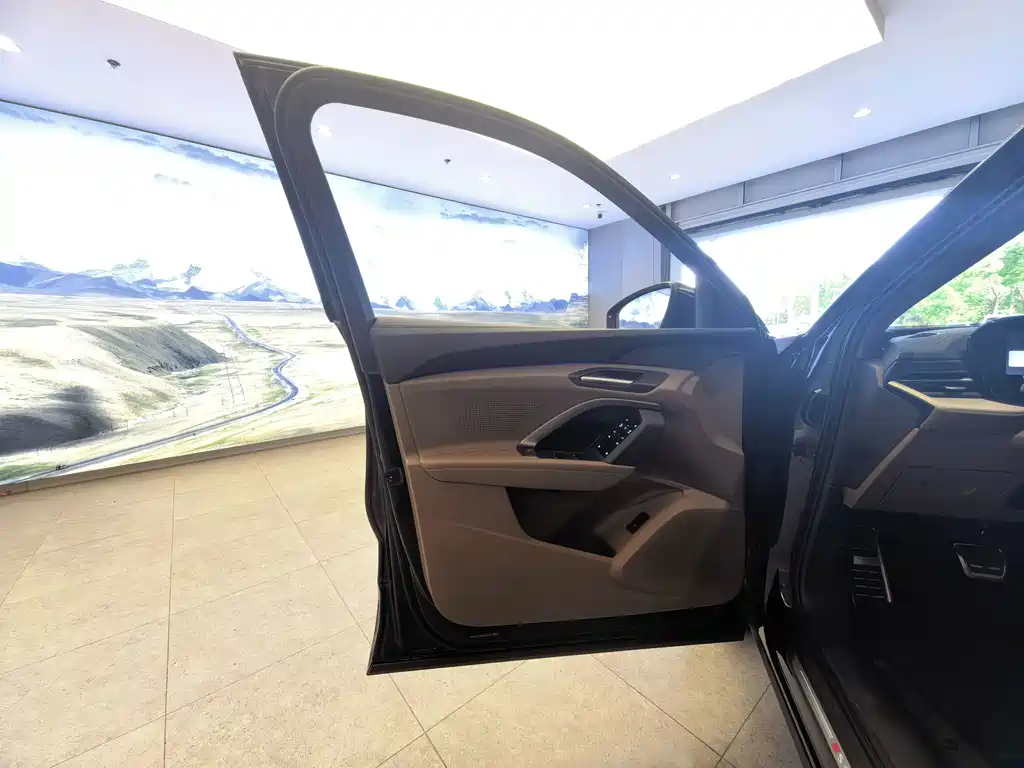 Audi Q5L 2026 2.0T Exclusive Edition for Ten Million Users купить на сайте DeffCars
