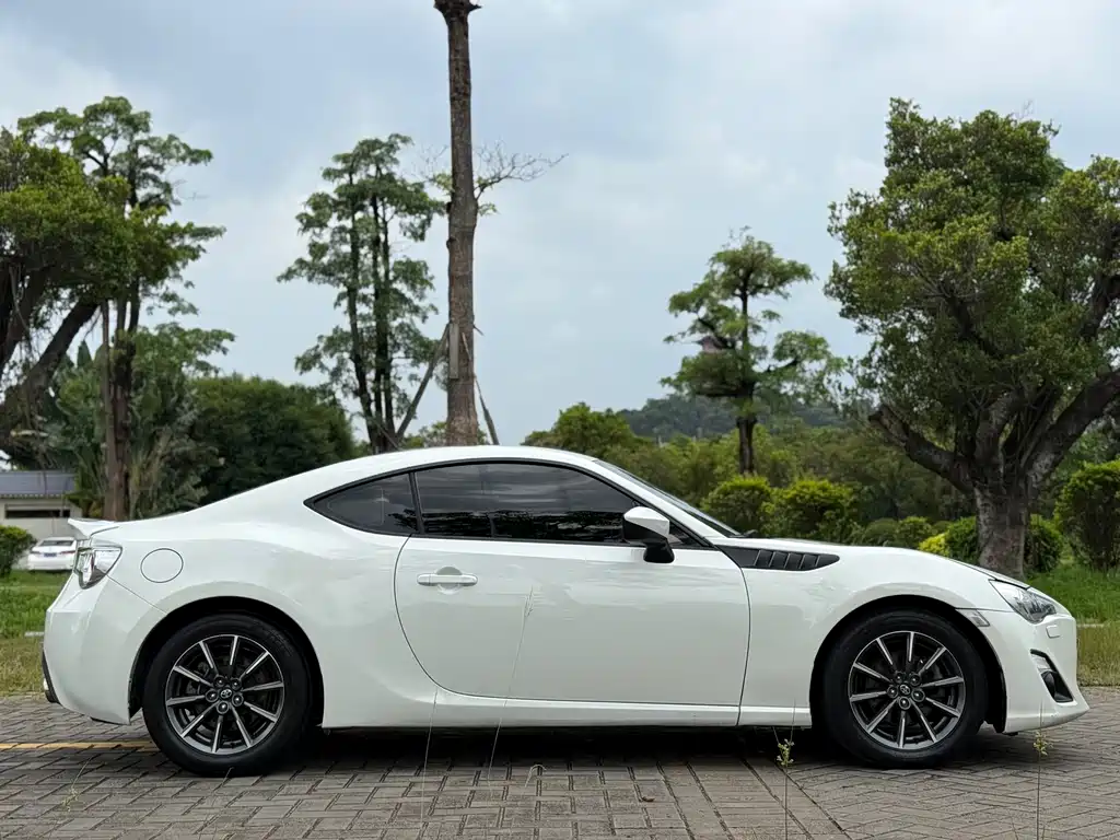Toyota 86 2014 2.0L automatic luxury model купить на сайте DeffCars