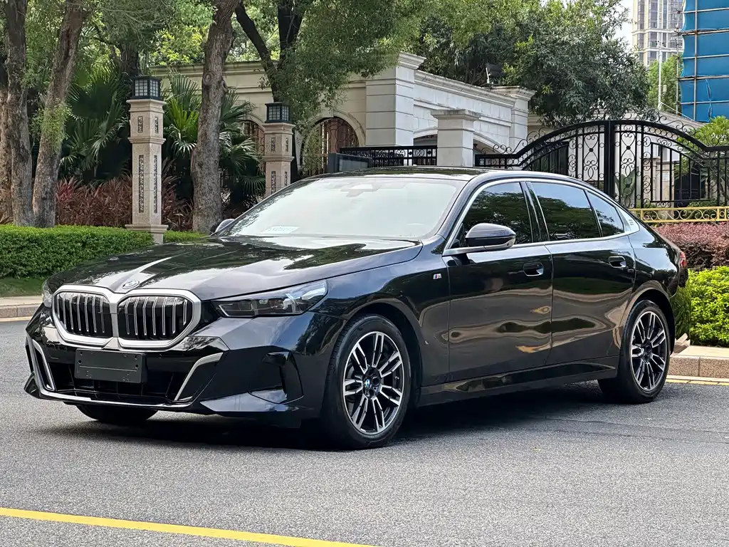 BMW 5 Series 2025 530Li Leading M Sports Package купить на сайте DeffCars