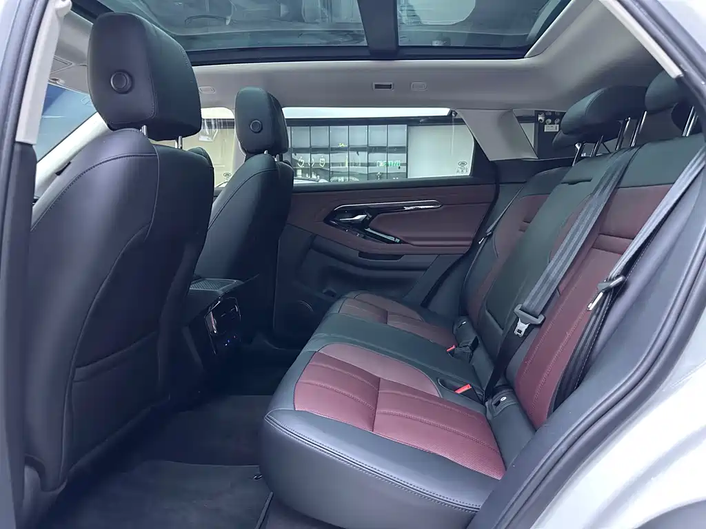 Range Rover Evoque New Energy 2023 Evoque L P300e plug-in electric hybrid version купить на сайте DeffCars