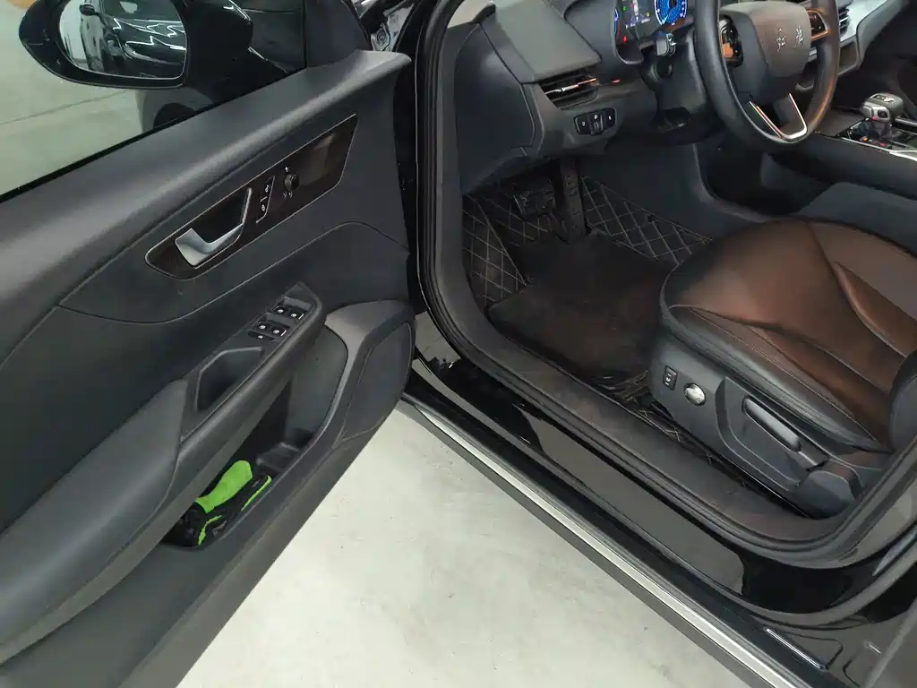 Hongqi E-QM5 2021 Charging Flagship Edition купить на сайте DeffCars