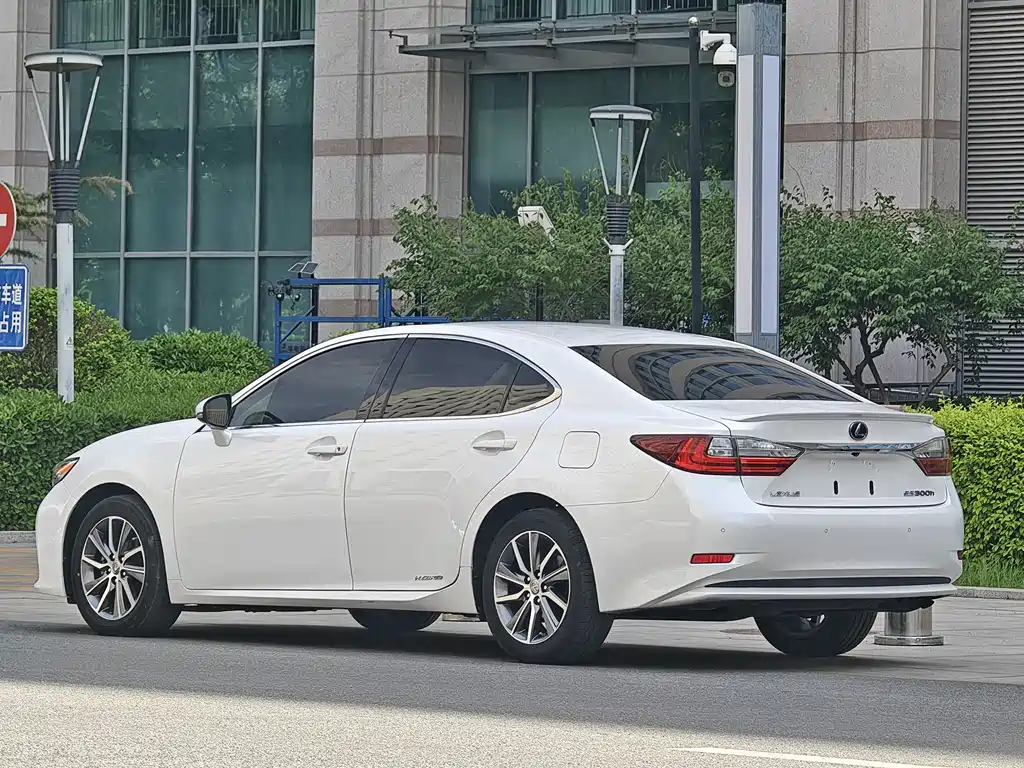 Lexus ES 2015 300h Comfort Edition купить на сайте DeffCars