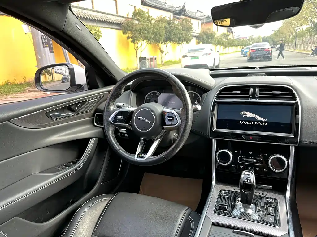 Jaguar XEL 2021 2.0T 200PS R-DYNAMIC Youth Sports Edition купить на сайте DeffCars