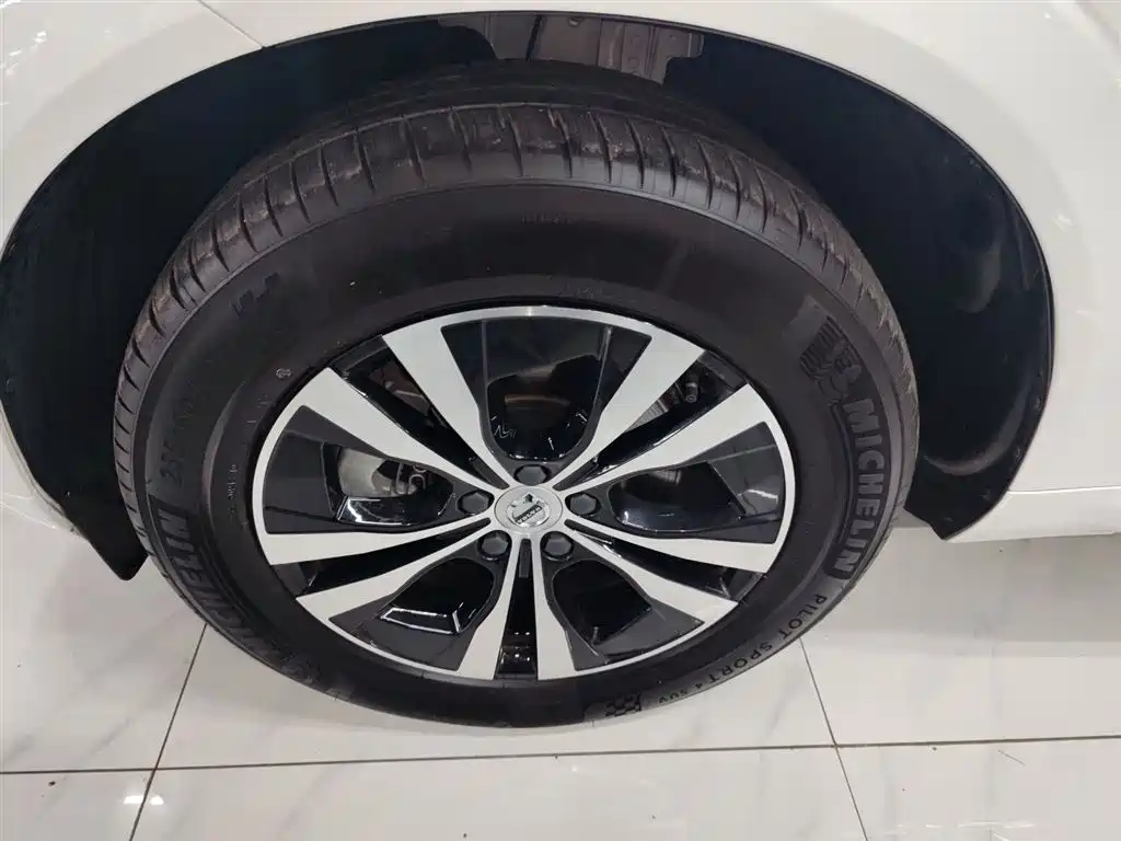 Volvo XC60 2025 B5 four-wheel drive Zhiyi Luxury Edition купить на сайте DeffCars