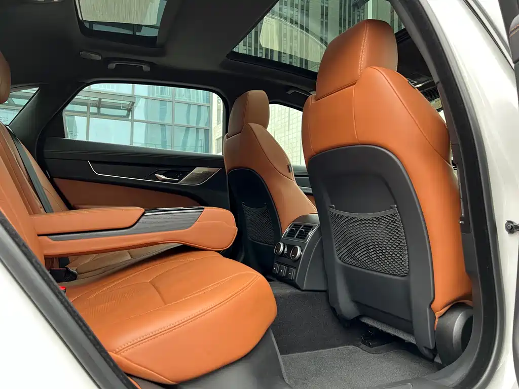 Jaguar XFL 2024 2.0T P300 four-wheel drive flagship sports gold version купить на сайте DeffCars
