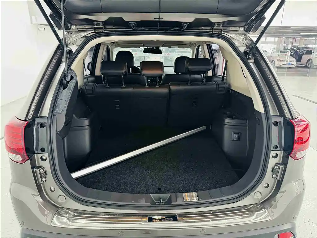 Outlander 2019 2.4L four-wheel drive exclusive version, 5 seats, National V купить на сайте DeffCars