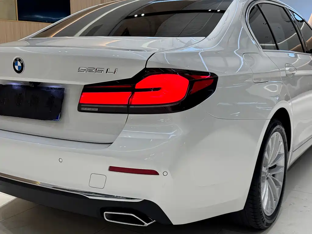 BMW 5 Series 2022 525Li Luxury Package купить на сайте DeffCars