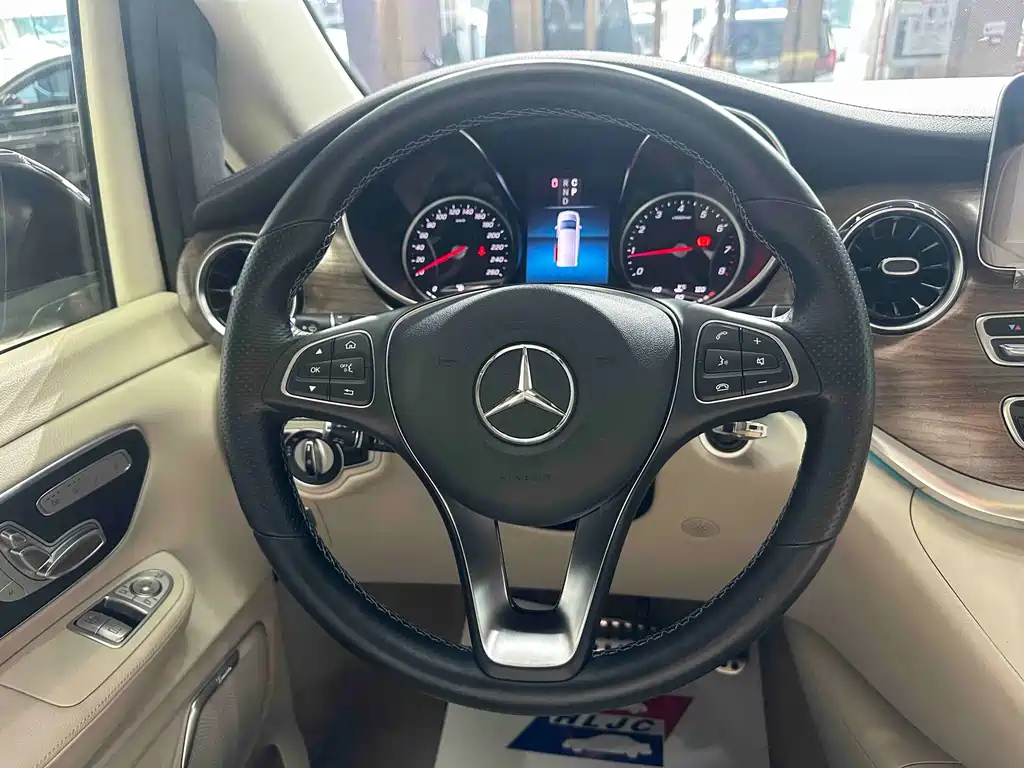 Mercedes-Benz V-Class 2021 V 260 L Long Wheelbase Luxury Edition купить на сайте DeffCars