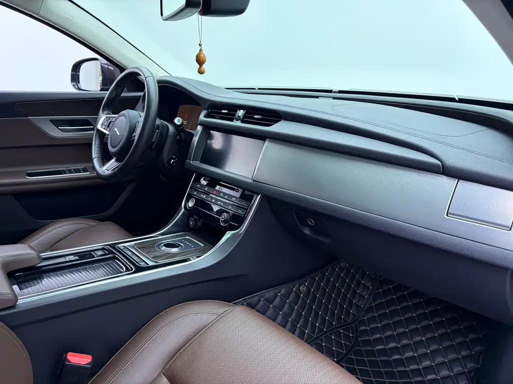 Jaguar XFL 2018 XFL 2.0T 250PS Deluxe Edition купить на сайте DeffCars