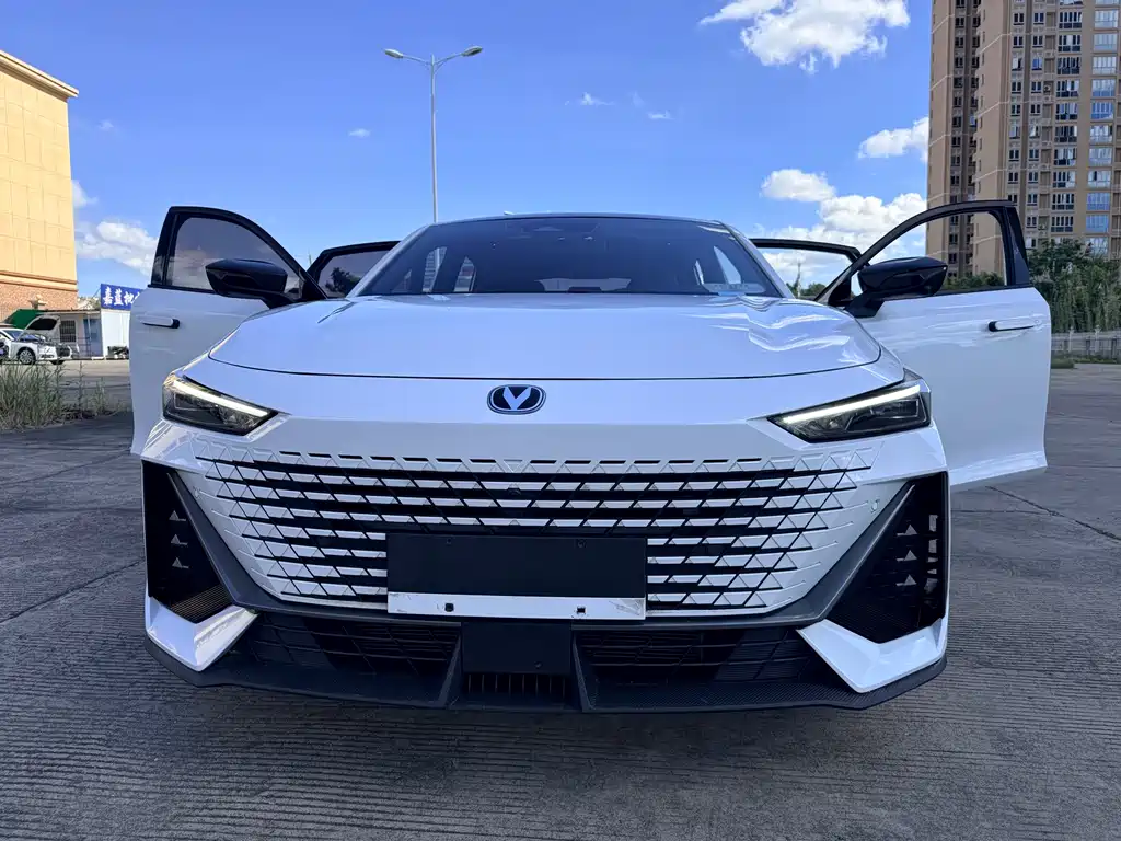 Changan UNI-V 2023 1.5T premium model купить на сайте DeffCars