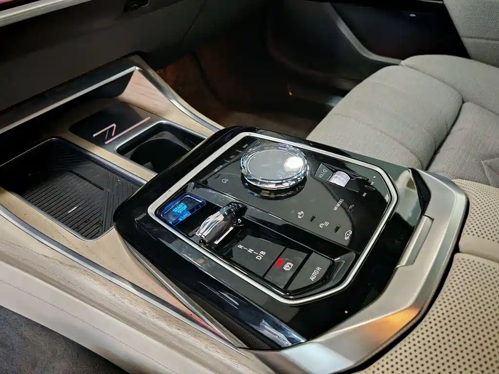 BMW i7 2023 xDrive60L Luxury Package купить на сайте DeffCars