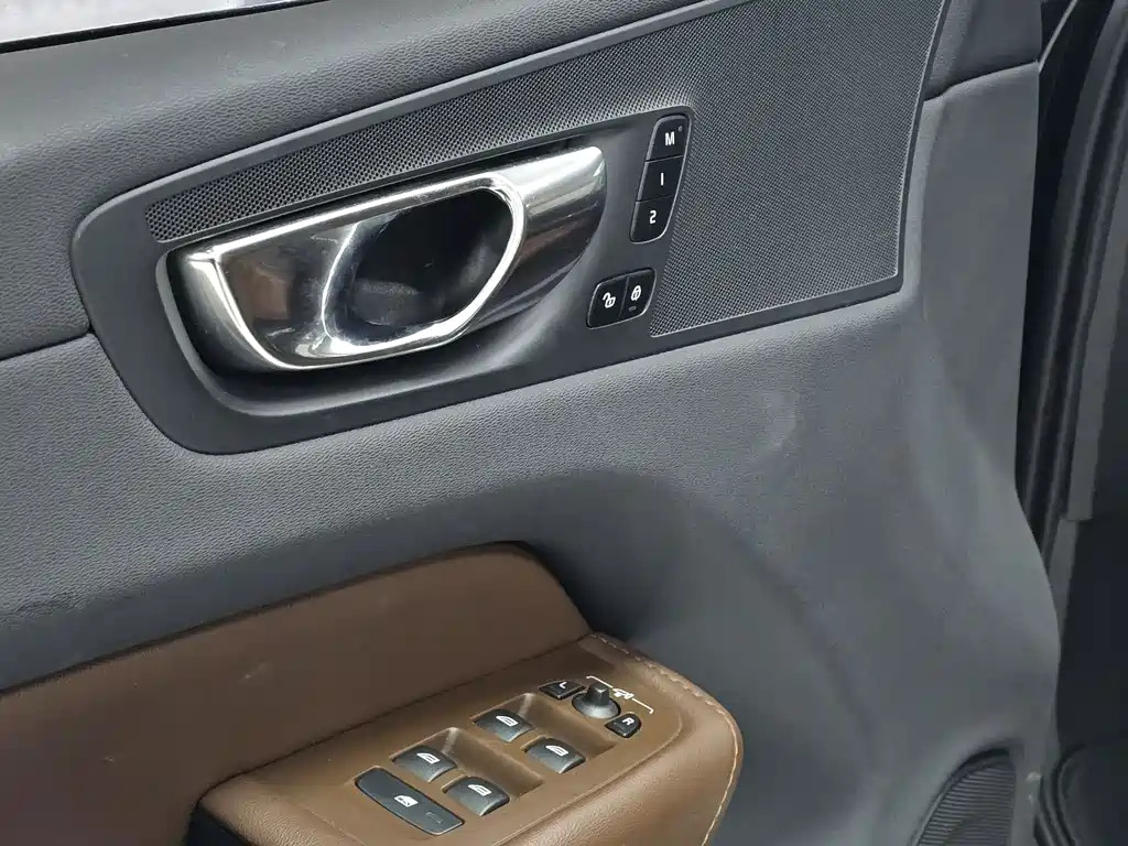 Volvo XC60 2023 B5 four-wheel drive Zhiyi Luxury Edition купить на сайте DeffCars