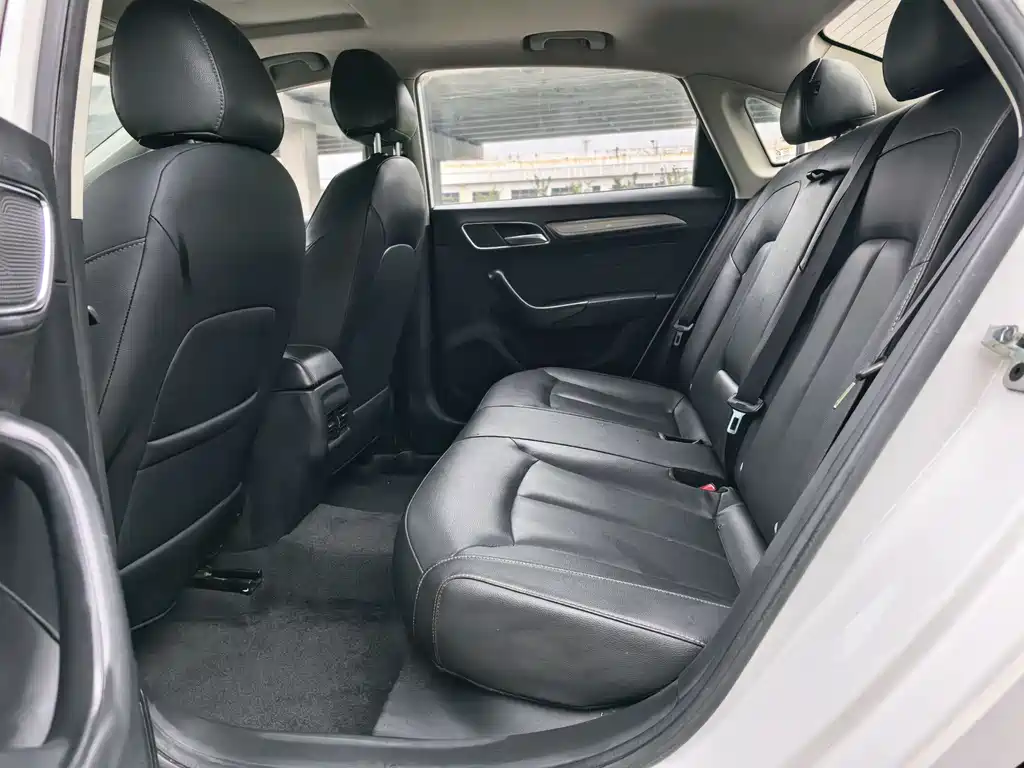 Roewe i6 Classic 2020 PLUS 1.6L CVT 4G Connected Honor Holographic Edition купить на сайте DeffCars