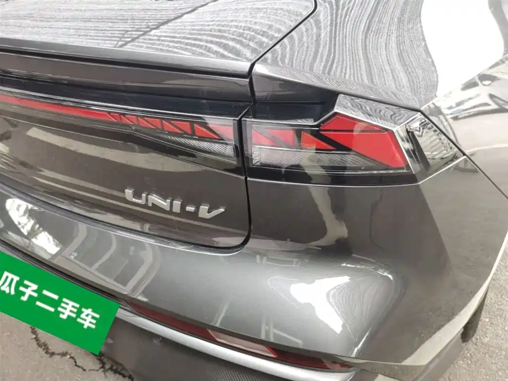 Changan UNI-V 2024 1.5T premium model купить на сайте DeffCars