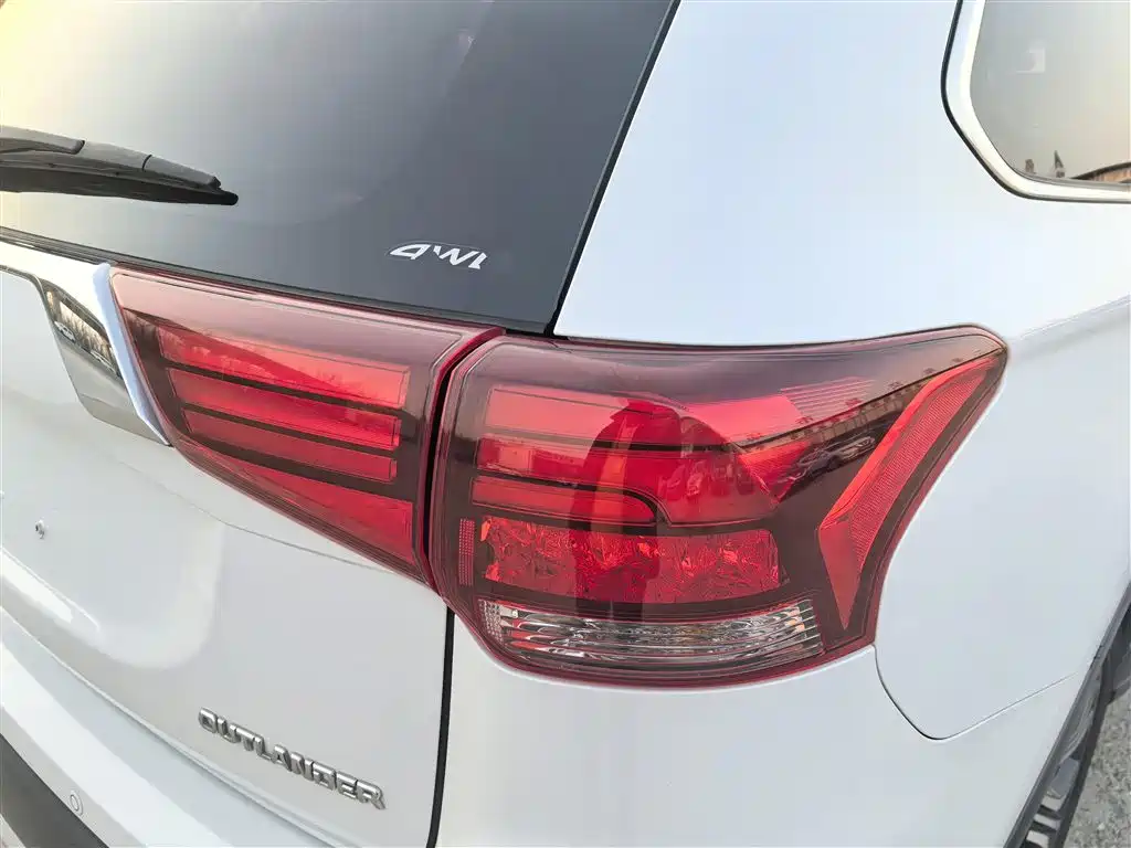 Outlander 2016 2.4L four-wheel drive luxury version 7 seats купить на сайте DeffCars