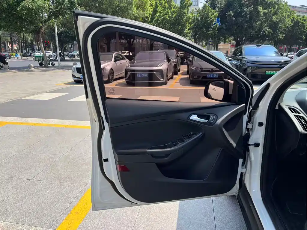 Focus 2018 hatchback classic 1.6L automatic comfort smart mobility version купить на сайте DeffCars