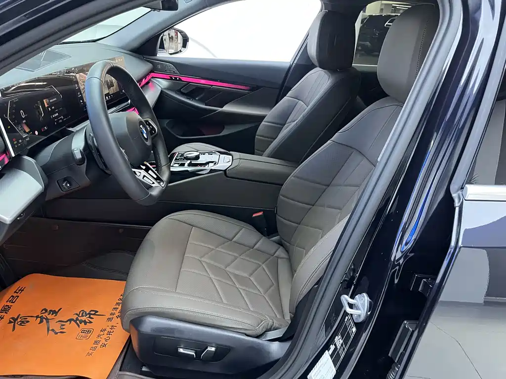 BMW 5 Series 2025 530Li Leading M Sports Package купить на сайте DeffCars