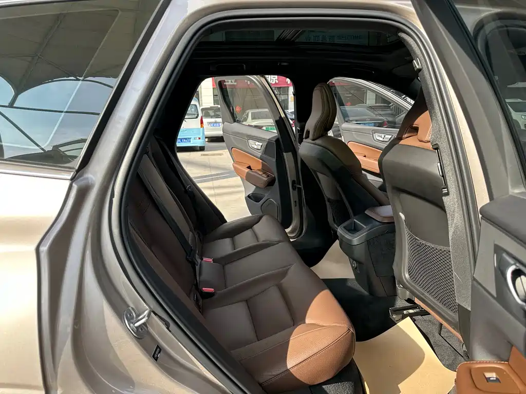 Volvo XC60 2023 B5 four-wheel drive Zhiyi Luxury Edition купить на сайте DeffCars