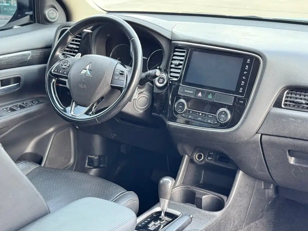 Outlander 2016 2.4L four-wheel drive elite version 5 seats купить на сайте DeffCars