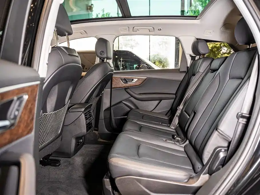 Audi Q7 2023 55 TFSI quattro S line sports version купить на сайте DeffCars