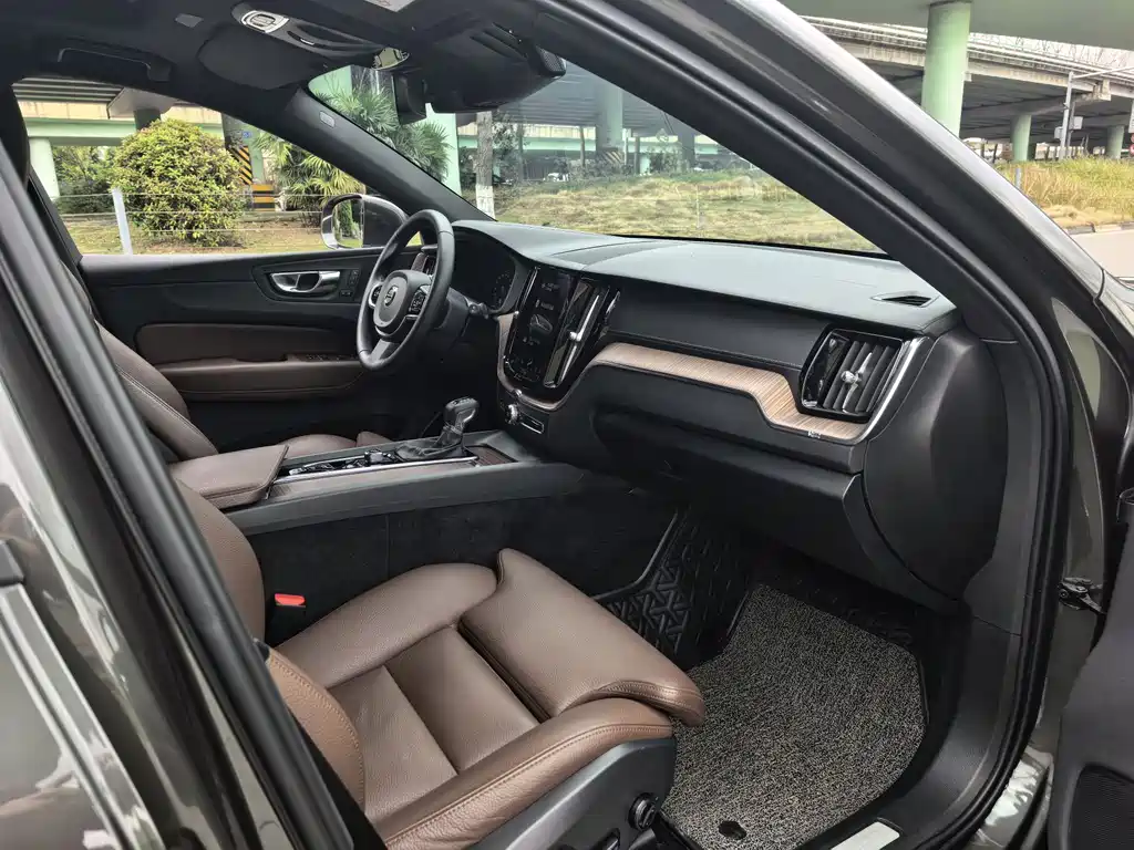 Volvo XC60 2021 T5 four-wheel drive Zhiyuan Deluxe Edition купить на сайте DeffCars