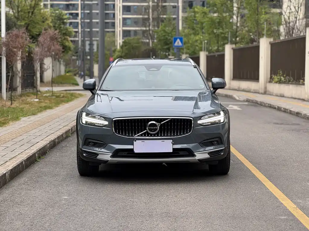 Volvo V90 2023 Cross Country B5 AWD Smart Edition купить на сайте DeffCars