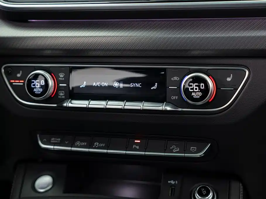 Audi Q5L 2025 45th Anniversary Collector's Edition 40 TFSI Luxurious and Dynamic купить на сайте DeffCars