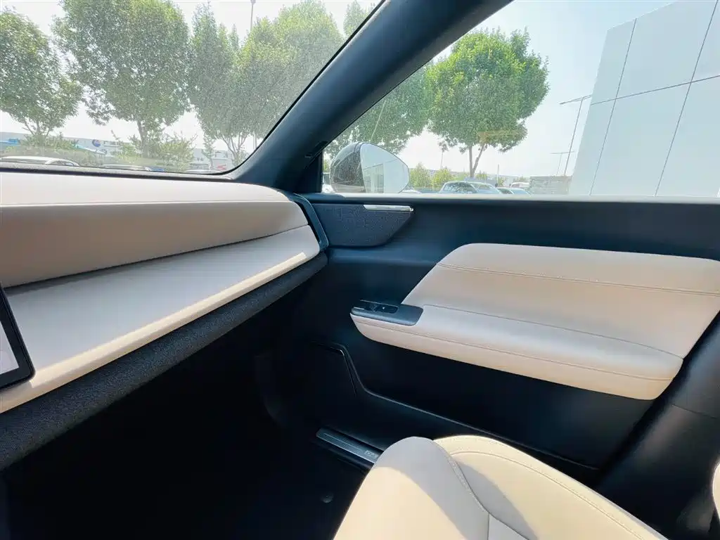 Volvo XC70 plug-in hybrid 2026 model four-wheel drive super long range Core купить на сайте DeffCars