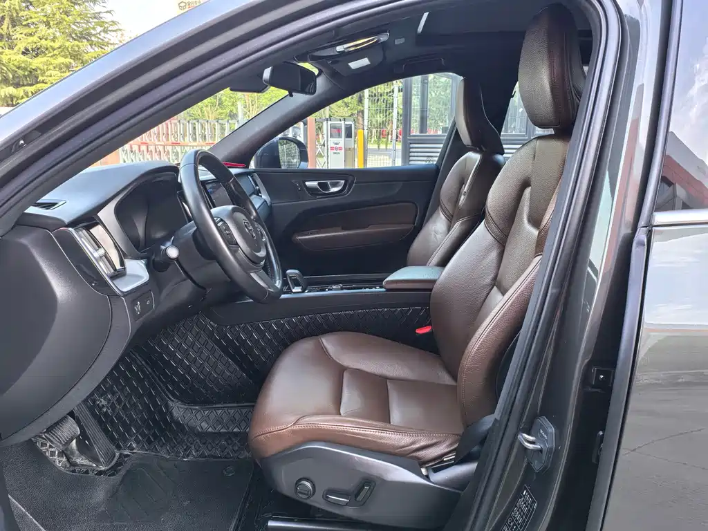 Volvo XC60 2022 B5 four-wheel drive Zhiyi Luxury Edition купить на сайте DeffCars