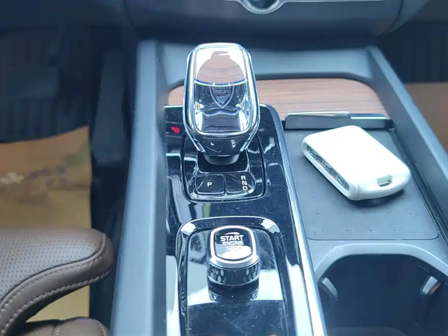 Volvo XC60 plug-in hybrid 2025 plug-in hybrid long-range four-wheel drive Zhiya luxury version купить на сайте DeffCars