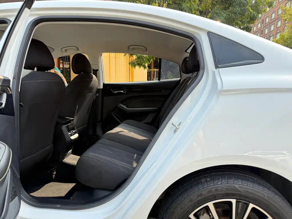 Roewe i5 2021 1.5L manual platinum version купить на сайте DeffCars