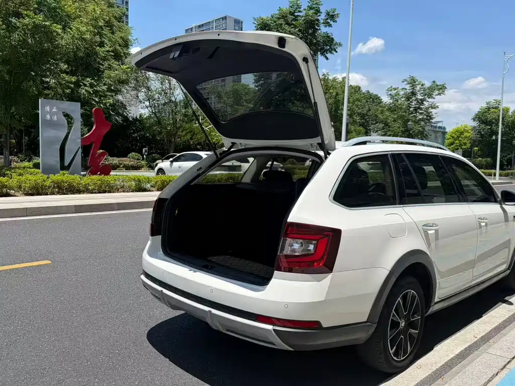 Octavia 2019 Station Wagon TSI230 DSG Deluxe Edition National V купить на сайте DeffCars